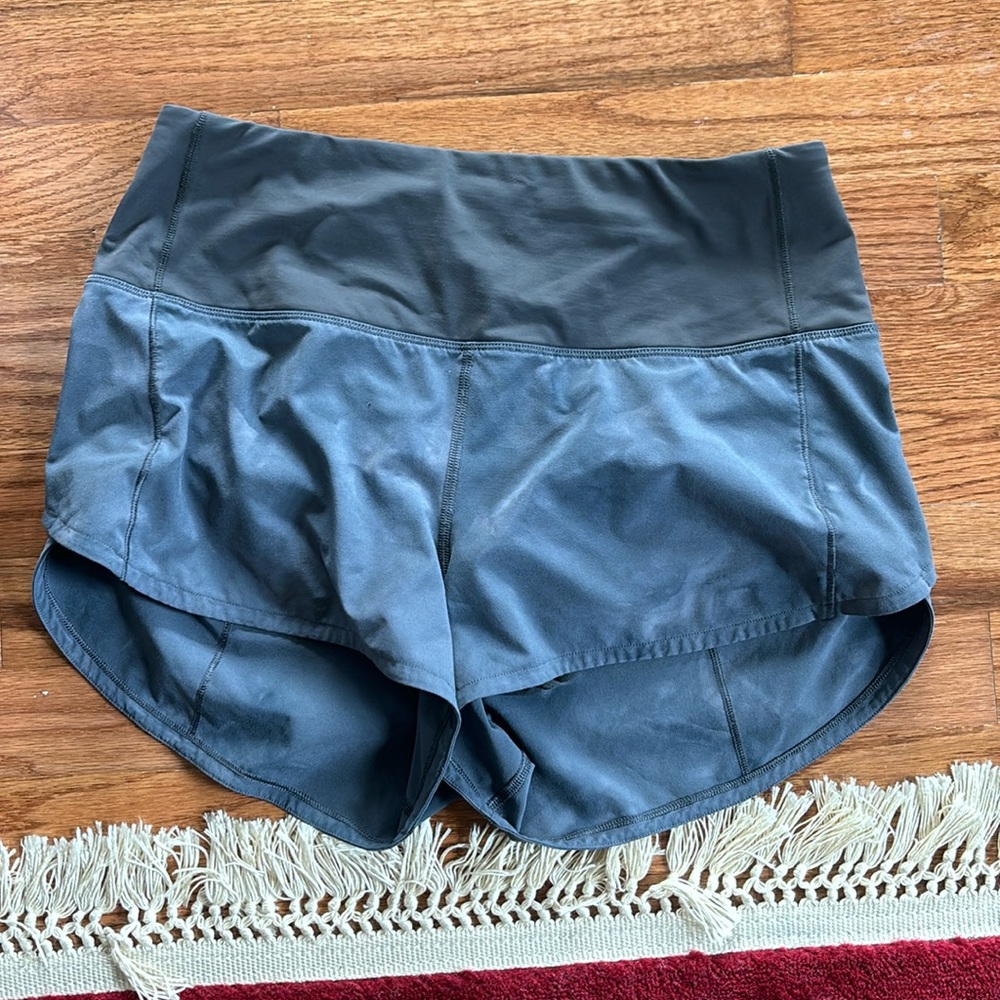 EUC size 6 Lululemon HR Speed Up 2.5” inseam shorts